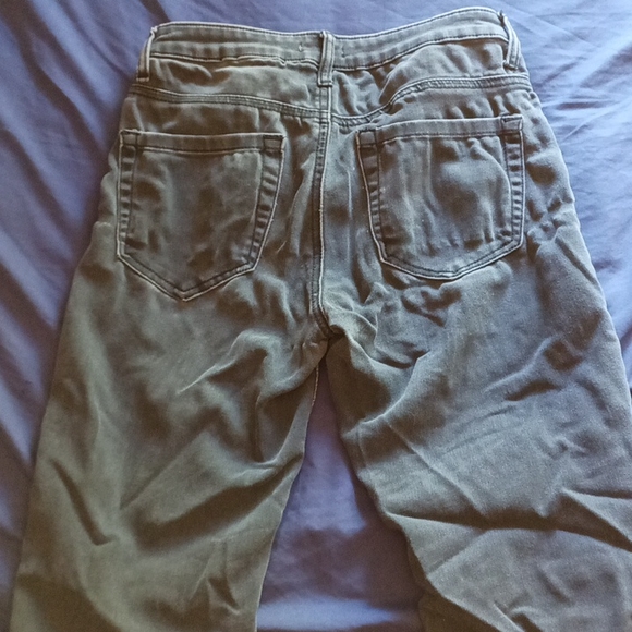 Forever 21 dark gray stretch skinny jeans. 26 - Picture 4 of 5